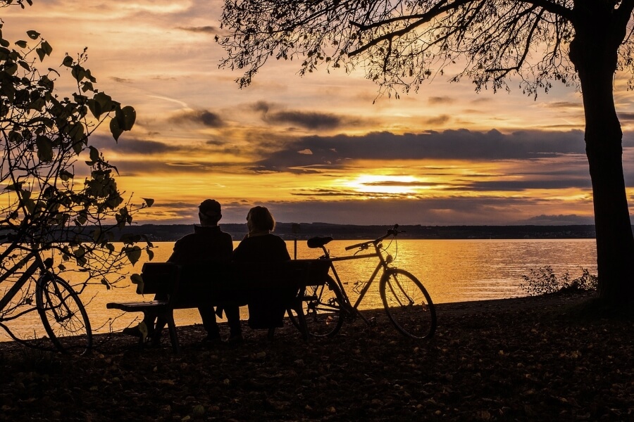 Fahrradfahrer im Sonnenuntergang am Bodensee