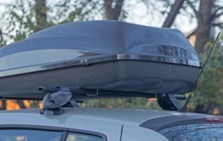 Graue Dachbox auf Autodach montiert