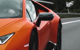 Lamborghini in orange von vorne