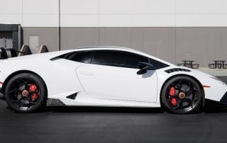 Weißer Lamborghini von der Seite