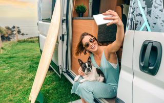 Selfie mit Hund am Camper