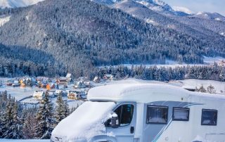 Alkoven Wohnmobil mit Schnee im Winter